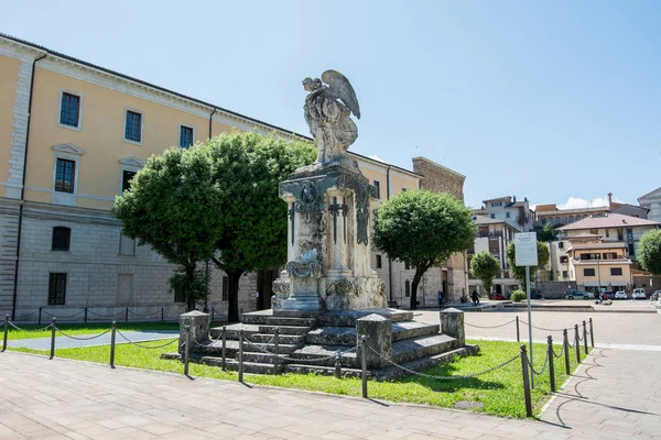 Turystyczne Widok Rieti Lazio Włochy War Memorial — Zdjęcie stockowe