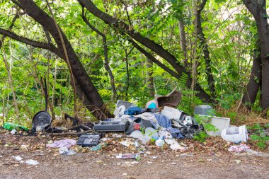 road yakınındaki kırsal kesimde terk çöp