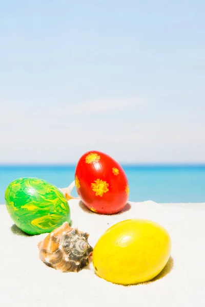 Tropikal Plaj Dikey Paskalya Yumurta Beyaz Kum Üzerinde Bahar Tatil — Stok fotoğraf