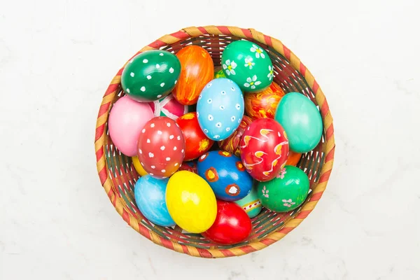 Sfondo pasquale con uova colorate fatte a mano sul nido. Vista dall'alto . — Foto Stock