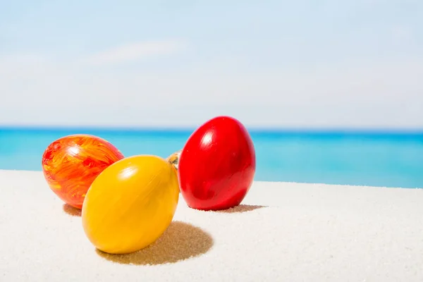 Påsk på tropical beach bakgrund. Ägg på den vita sanden. VAC — Stockfoto