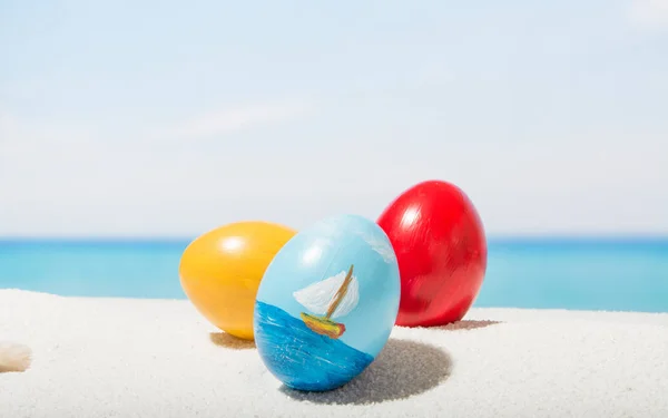 Påsk på tropical beach bakgrund. Ägg på den vita sanden. VAC — Stockfoto