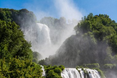 Marmore Falls, Cascata Delle Marmore, Umbria, Italya. Uzun boylu