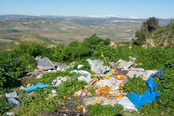 Garbage abandoned in the countryside — Stock Photo, Image
