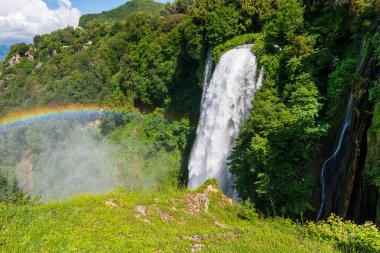 Marmore Falls, Cascata Delle Marmore, Umbria, Italya. Uzun boylu