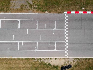 Başlangıç veya bitiş çizgisi, havadan görünüm arka planı olan yarış pisti