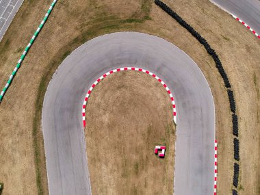 Karting yarış pistinde eğriler, havadan görünüm arka plan.