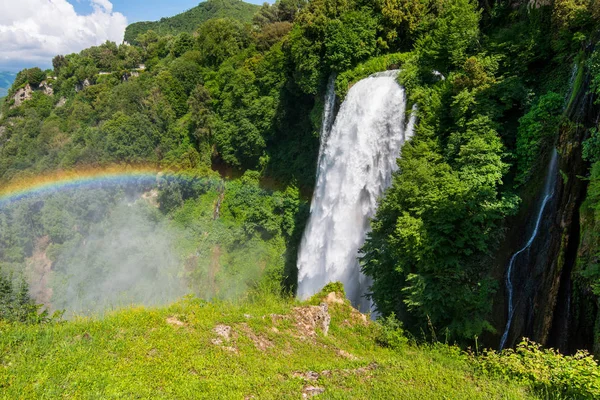 Marmore Falls, Cascata Delle Marmore, Umbria, Italya. Uzun boylu
