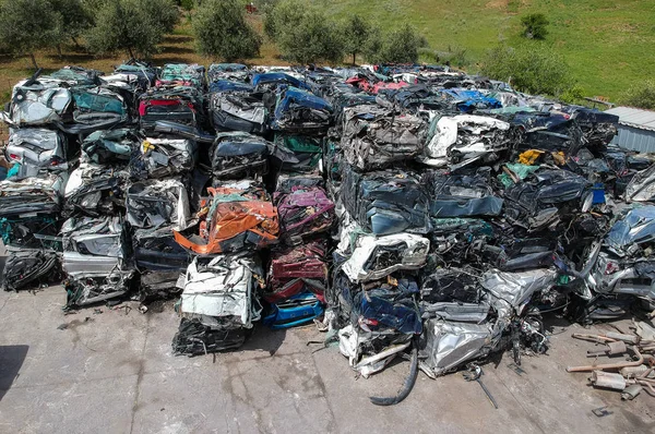 Hurdalık, otomobillerde preslenmiş ve geri dönüşüm için Paketli. 