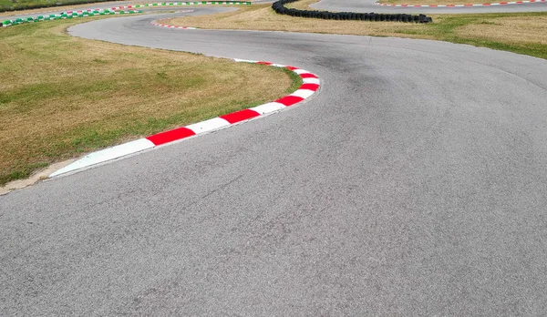 Karting yarış pistinde eğriler, havadan görünüm arka plan. — Stok fotoğraf