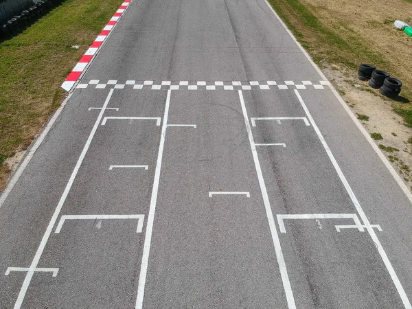 Başlangıç veya bitiş çizgisi, havadan görünüm arka planı olan yarış pisti — Stok fotoğraf