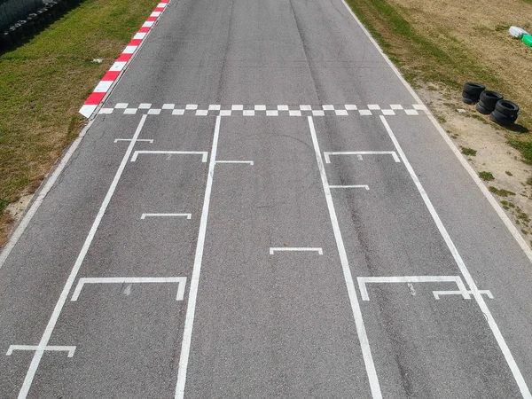 Pista da corsa con partenza o fine linea, sfondo vista aerea — Foto Stock