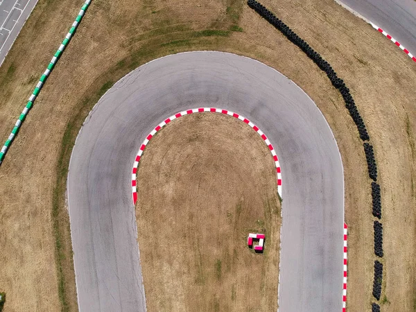 Courbes sur piste de karting, vue aérienne arrière-plan . — Photo