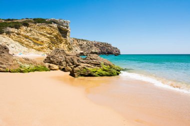 Kumlu Praia üzerinde Kayalar Amado plaj yapmak, Portekiz