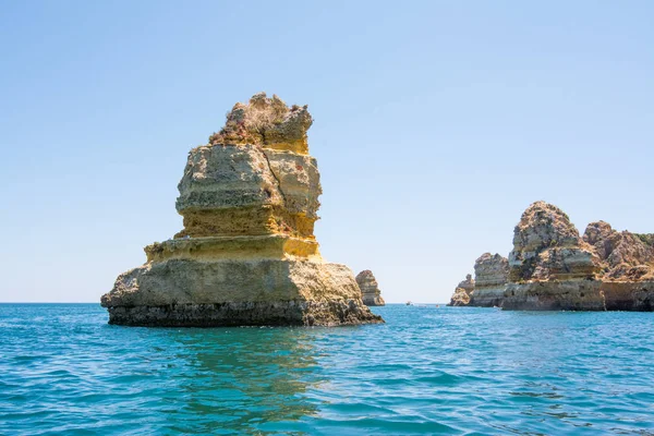 Famosas rocas en el mar, el océano, Lagos en Portugal. Popular verano tr —  Fotos de Stock