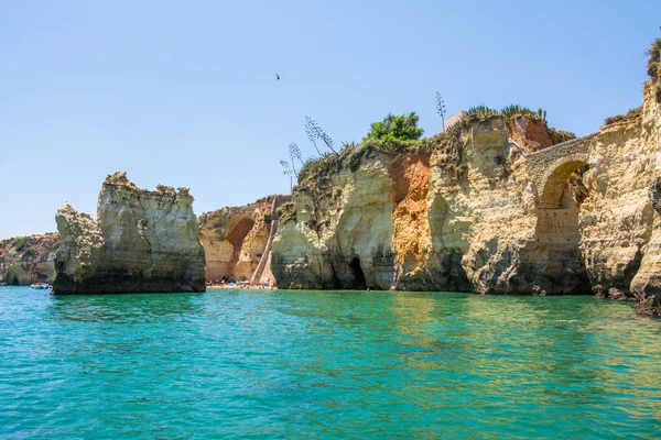 Famosas rocas en el mar, el océano, Lagos en Portugal. Popular verano tr —  Fotos de Stock