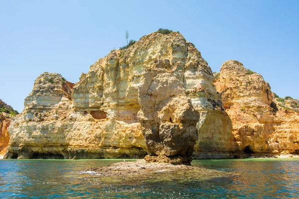 Famosas rocas en el mar, el océano, Lagos en Portugal. Popular verano tr —  Fotos de Stock