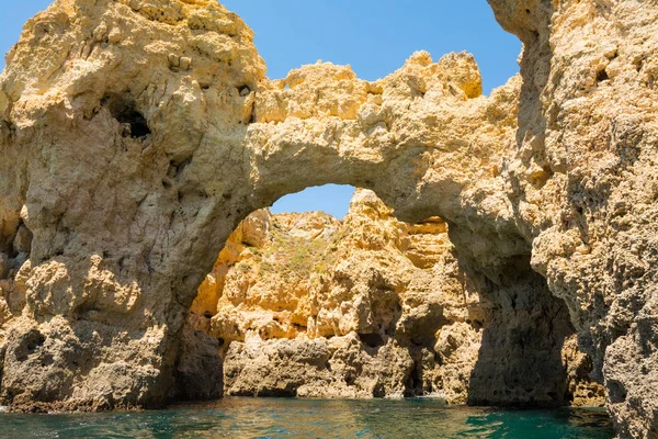 Famosas rocas en el mar, el océano, Lagos en Portugal. Popular verano tr —  Fotos de Stock