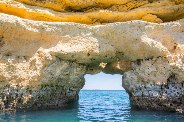 Famosas rocas en el mar, el océano, Lagos en Portugal. Popular verano tr —  Fotos de Stock