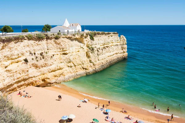 Chapel of Nossa Senhora da Rocha, Algarve, Portugal. Beach and b — Stock Photo, Image