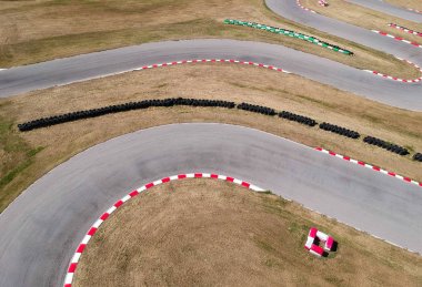 Karting yarış pistinde eğriler, havadan görünüm arka plan.
