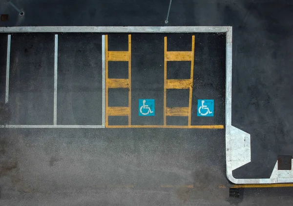 Disabled blue parking sign painted on dark asphalt. Empty handic — Stock Photo, Image