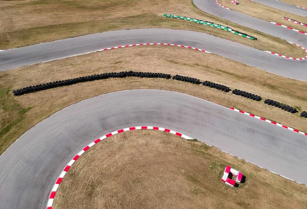 Karting yarış pistinde eğriler, havadan görünüm arka plan. — Stok fotoğraf