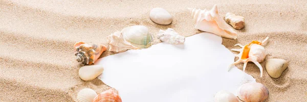 Meddelande i pappersrevor på stranden. Sommaren bakgrund med heta s — Stockfoto