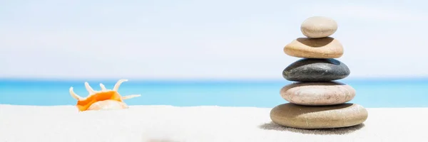 Relaxing in the tropical beach, with white sand and stack of sto — Stock Photo, Image