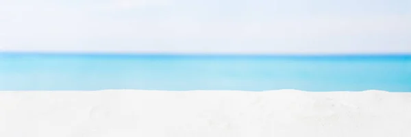 静かな太陽と海のシーン。熱帯のビーチの白い砂浜。B — ストック写真