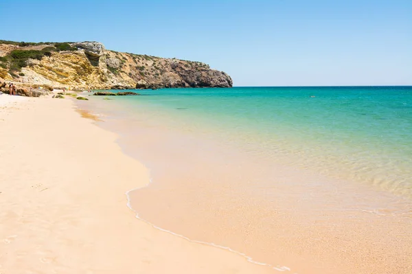 Скалы на песчаном пляже Praia do Amado, Португалия — стоковое фото