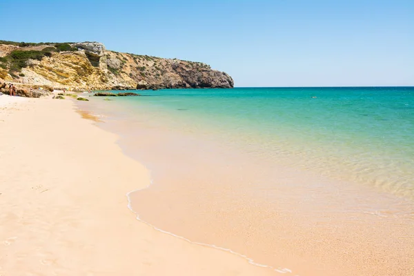 Pedras na praia arenosa do Amado, Portugal — Fotografia de Stock