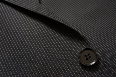 Pin giyimli bez üzerinde takım düğmesi closeup detay. Tailorin