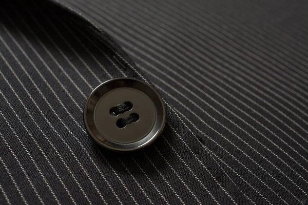 Detail van close-up van de Suit-knop op pin gestript doek. Tailorin — Stockfoto