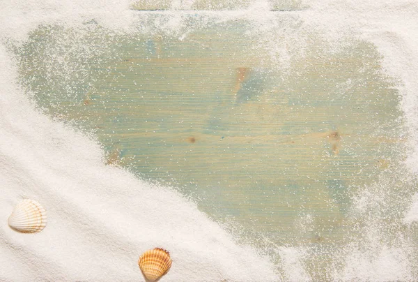 White sand and and shells on planked wood. Summer background wit — Stock Photo, Image