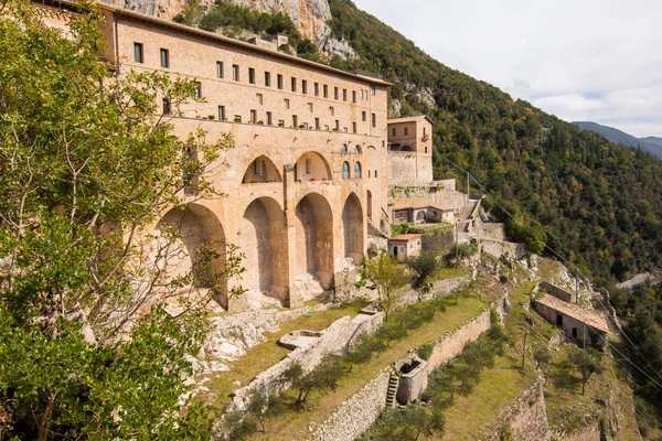 Klostret Sacred Cave (Sanctuary av Sacro Speco) i Saint ben — Stockfoto