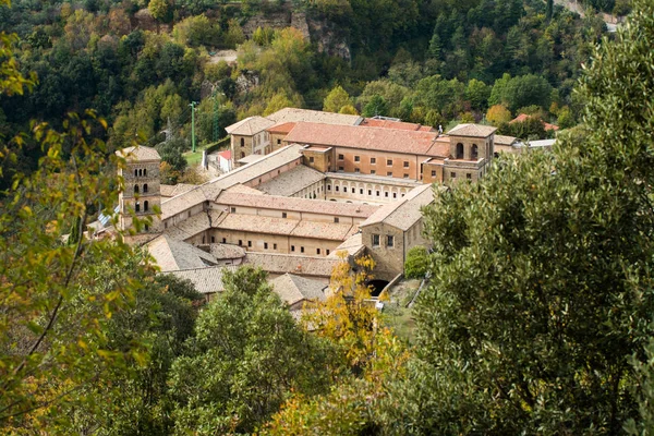 Vista del monasterio medieval de Santa Escolástica rodeado de árboles — Foto de Stock