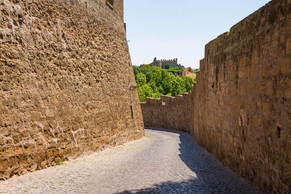 Tuscania, Viterbo, Italia: la antigua muralla — Foto de Stock