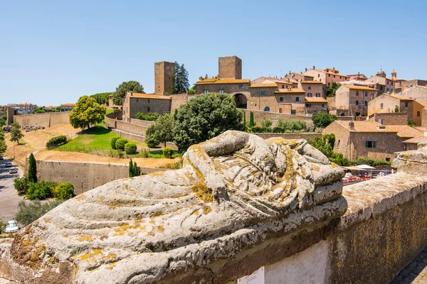 Tuscania, Viterbo, Italia: vista de la ciudad con sarcoph etrusco —  Fotos de Stock