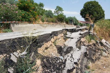 Sicilya 'da ulusal bir yolda büyük çukur heyelan neden, CA