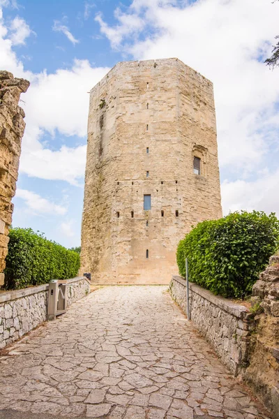 La torre di Federico II nel centro storico della città di — Foto Stock