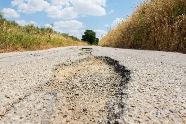 Gran bache en una carretera nacional en Sicilia causada por deslizamiento de tierra, ca —  Fotos de Stock