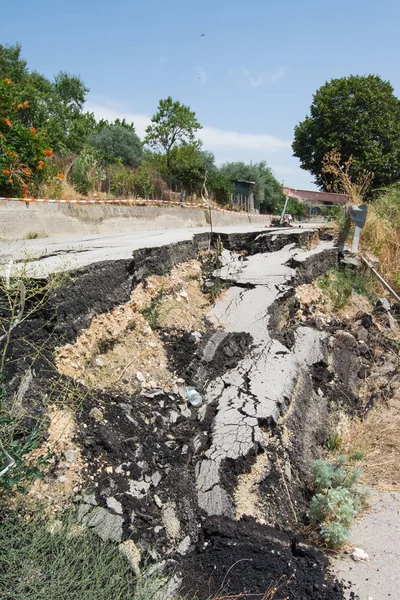 Sicilya 'da ulusal bir yolda büyük çukur heyelan neden, CA