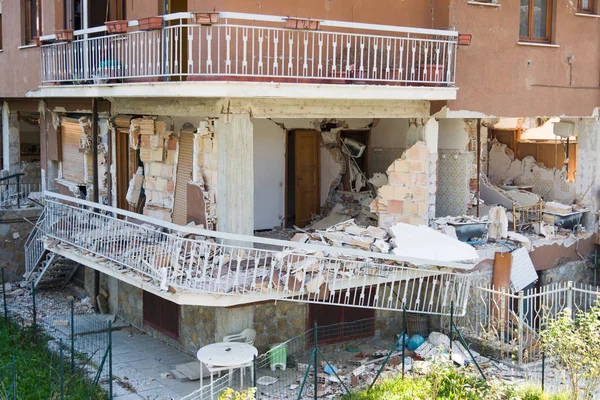 Ciudad destruida por un terremoto —  Fotos de Stock