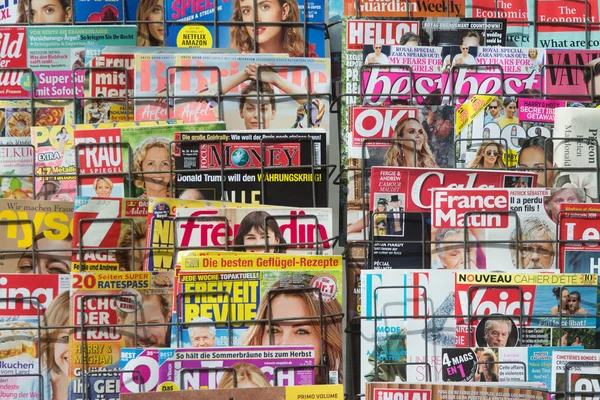 ROMA, Italia - 29 de agosto de 2019: Revistas internacionales en displa —  Fotos de Stock