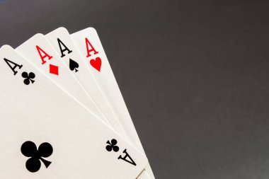 Iskambil kartları poker casino kombinasyonu. Gri üzerinde dört as
