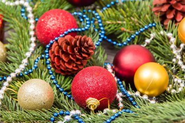 Ahşap üzerinde köknar ağacıdalları ile Noel dekorasyon baubles