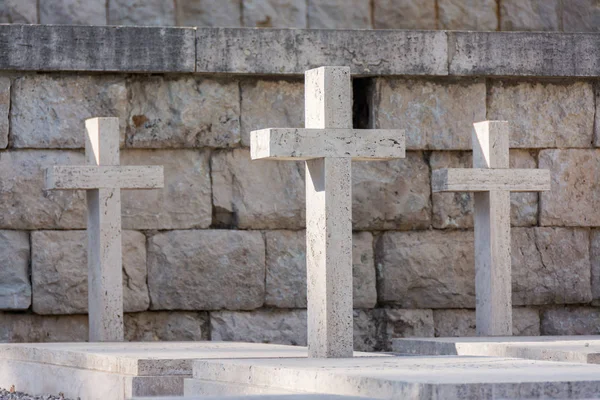 Три хрести на цвинтарі, де загинули польські солдати — стокове фото
