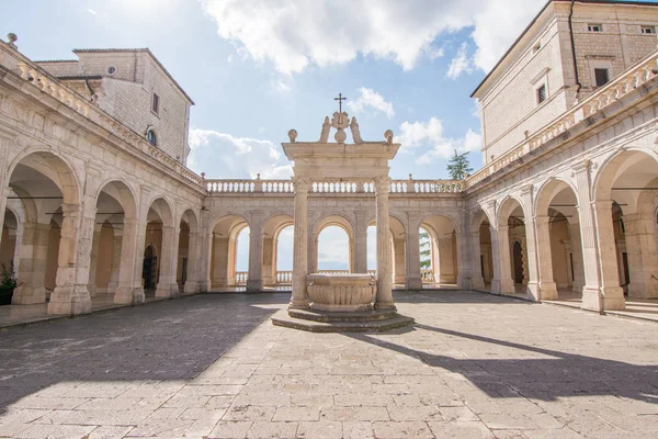Chiostro e balcone dell'abbazia di Montecassino, ricostruzione dopo sec. — Foto Stock