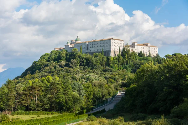 Montecassino Manastırı, İtalya. İkinci Dünya Savaşı 'ndan sonra yeniden inşa ediliyor. — Stok fotoğraf